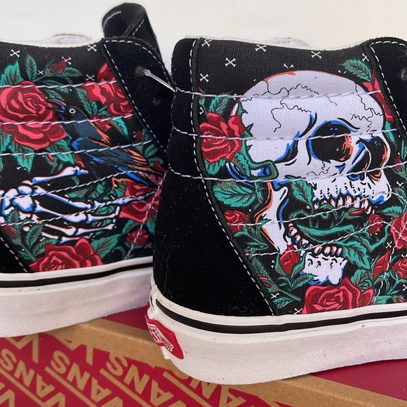 Vans WMNS Sk8-Hi
Rose Skulls Black/True White 
VN0007P6BT
Sneakers - Picture 14 of 16
